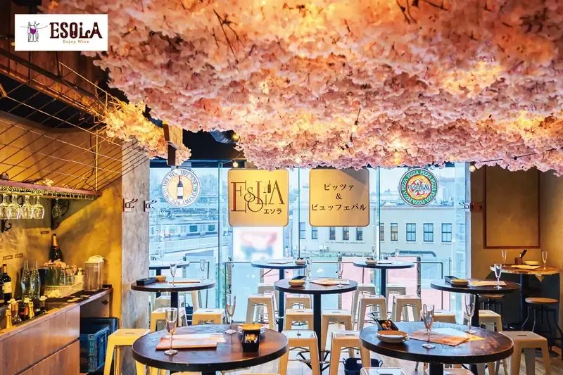 桜で装飾したESOLAの店内